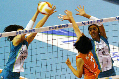 24일 대전 충무체육관에서 열린 2007-2008 프로배구 KT&G와 GS칼텍스의 경기에서 KT&G박경낭의 스파이크를 GS칼텍스의 배유나와 하께우가 막아내고 있다. 