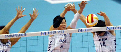 24일 대전 충무체육관에서 열린 2007-2008 프로배구 삼성화재와 대한항공의 경기에서 삼성 선수들이 대한항공 보비의 스파이크를 블로킹하고 있다. 