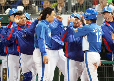 14일 타이완 타이중 인터컨티넨털 구장에서 열린 베이징올림픽 야구 최종 예선 7차전 한국과 타이완의 경기 3회초 1사 1,3루, 이대호의 적시타 때 홈을 밟은 김주찬이 이승엽과 하이파이브를 하고 있다. 