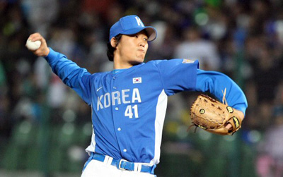 14일 타이완 타이중 인터컨티넨털 구장에서 열린 베이징올림픽 야구 최종 예선 7차전 한국과 타이완의 경기 6회말 김광현으로부터 마운드를 물려받은 황두성이 힘차게 볼을 던지고 있다. 