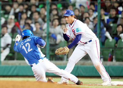 14일 타이완 타이중 인터컨티넨털 구장에서 열린 베이징올림픽 야구 최종 예선 7차전 한국과 타이완의 경기 7회초 무사, 김주찬이 행운의 안타로 2루로 향하다 1루로 복귀해 세이프되고 있다. 