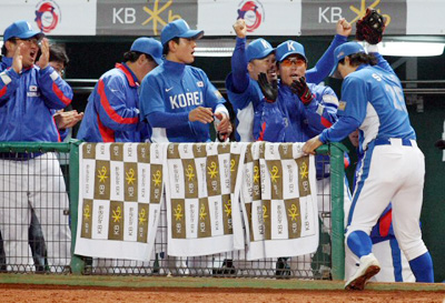 14일 타이완 타이중 인터컨티넨털 구장에서 열린 베이징올림픽 야구 최종 예선 7차전 한국과 타이완의 경기 7회말 2사 1루, 이승엽이 대만 린체수안이 친 파울볼을 잡아내고 있다. 