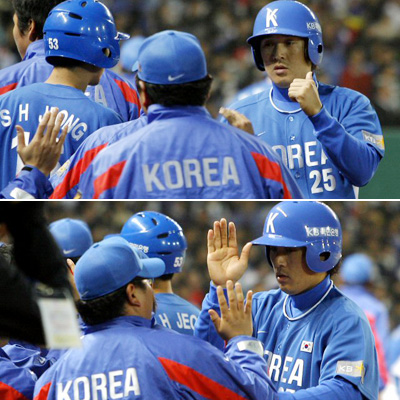 14일 오후 타이완 타이중 인터컨티넨털 구장에서 열린 베이징올림픽 야구 최종 예선 7차전 한국과 타이완 경기. 2회초 무사 1.3루 이택근의 적시타때 3루 주자 이승엽이 득점을 올리고 동료들의 환영을 받고 있다. 