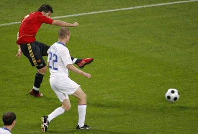 11일 오전(한국 시간) 오스트리아 인스브루크 티볼리 슈타디온에서 열린 유로2008 조별리그 D조 1차전 스페인 대 러시아의 경기에서 다비드 빌라(스페인, 왼쪽)이 팀의 첫 골이자 해트트릭의 시작을 알리는 골을 넣고 있다. 이날 경기에서 스페인이 4 대 1로 승리했다. 
