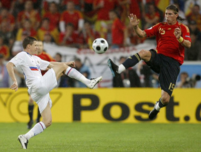 11일 오전(한국 시간) 오스트리아 인스브루크 티볼리 슈타디온에서 열린 유로2008 조별리그 D조 1차전 스페인 대 러시아의 경기에서 이고르 셈쇼프(러시아, 왼쪽)와 세르히오 라모스(스페인, 오른쪽)가 치열한 공 다툼을 벌이고 있다. 이날 경기에서 스페인이 4 대 1로 승리했다. 