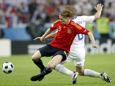 11일 오전(한국 시간) 오스트리아 인스브루크 티볼리 슈타디온에서 열린 유로2008 조별리그 D조 1차전 스페인 대 러시아의 경기에서 페르난도 토레스(스페인, 앞)과 데니스 콜로딘(러시아, 뒤)가 공 다툼을 벌이고 있다. 이날 경기에서 스페인이 4 대 1로 승리했다. 
