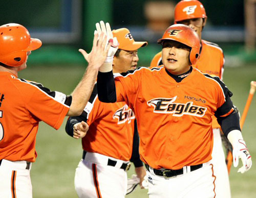 11일 대구구장에서 열린 2008 프로야구 삼성 라이온즈-한화 이글스 경기에서 한화 김태균이 4회초 2사 1, 3루 상황에서 3점 홈런을 터뜨린 후 팀 동료들과 함께 하이파이브를 하고 있다.
김태균은 시즌 17호를 기록해 홈런 단독 선두를 질주했다. 