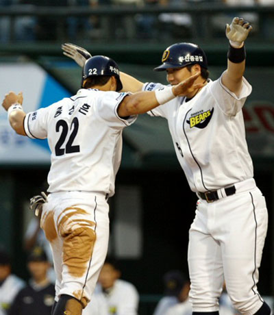 11일 서울 잠실야구장에서 열린 2008 프로야구 두산 베어스-롯데 자이언츠 경기에서 두산 김재호가 4회말 2사 만루 상황에서 2타점 적시타를 터뜨리자 득점에 성공한 홍성흔(왼쪽)과 김현수(오른쪽)가 기뻐하고 있다. 