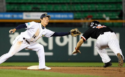 11일 서울 잠실야구장에서 열린 2008 프로야구 두산 베어스-롯데 자이언츠 경기에서 롯데 1루 주자 손광민(오른쪽)이 6회초 2사 상황에서 2루 도루를 시도하다 두산 2루수 고영민에게 태그아웃 당하고 있다. 