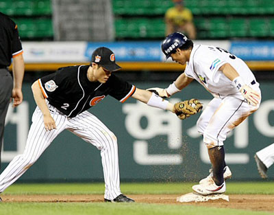 11일 서울 잠실야구장에서 열린 2008 프로야구 두산 베어스-롯데 자이언츠 경기에서 두산 이종욱(오른쪽)이 7회말 2사 상황에서 2루 도루를 성공시키고 있다. 