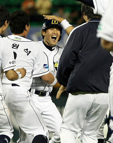 11일 서울 잠실야구장에서 열린 2008 프로야구 두산 베어스-롯데 자이언츠 경기에서 두산 이대수가 9회말 1사 1, 2루 상황에서 끝내기 안타를 친 후 팀 동료들과 함께 환호하고 있다. 