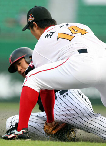  11일 인천 문학구장에서 열린 2008 프로야구 SK 와이번스-LG 트윈스 경기에서 LG 안치용이 2회초 1사 1루 상황에서 이종열의 안타 때 3루 까지 달려 세이프 되고 있다. 