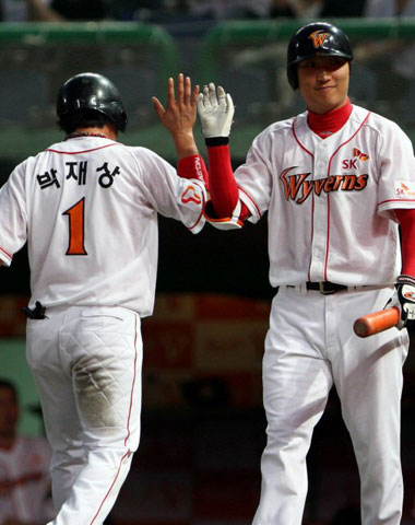  11일 인천 문학구장에서 열린 2008 프로야구 SK 와이번스-LG 트윈스 경기에서 SK 박재상(왼쪽)이 5회말 1사 2루 상황에서 김재현의 적시타로 득점에 성공한 후 이진영과 하이파이브를 하고 있다. 