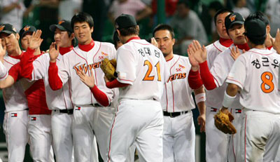  11일 인천 문학구장에서 열린 2008 프로야구 SK 와이번스-LG 트윈스 경기에서 LG를 꺾고 7연승에 성공한 SK 선수들이 기뻐하고 있다. 