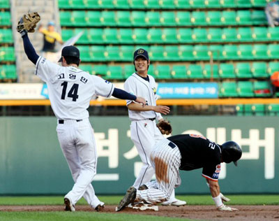 11일 서울 잠실야구장에서 열린 2008 프로야구 두산 베어스-롯데 자이언츠 경기에서  롯데 1루 주자 정수근이 김주찬 타석 때 2루 도루를 시도하다 아웃당하고 있다. 