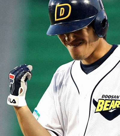 11일 서울 잠실야구장에서 열린 2008 프로야구 두산 베어스-롯데 자이언츠 경기에서 두산 김재호가 4회말 2사 만루 상황에서 2타점 적시타를 친 후 기뻐하고 있다. 