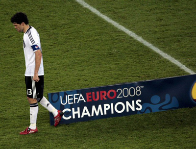 30일(한국시간) 오스트리아 빈 에른스트하펠슈타디온에서 열린 2008 유럽축구선수권대회(유로2008) 결승에서 패한 독일 발락이 경기장을 빠져나가고 있다. 