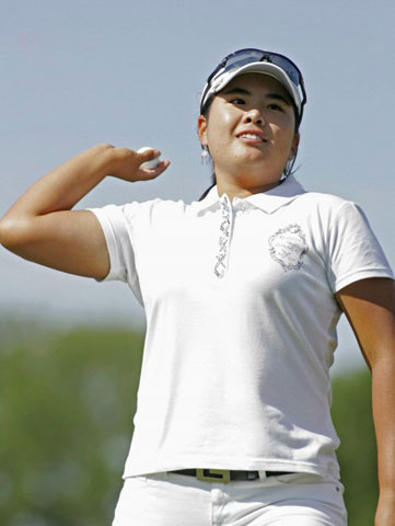  29일(현지시간) 미국 미네소타주 에디나 인터라켄골프장에서 열린 미국여자프로골프(LPGA) 투어 메이저 대회 제63회 US여자오픈에서 박인비가 우승을 확정 지은 후 공을 던지고 있다. 