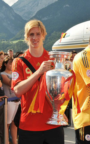 30일 오스트리아 인스브루크 공항에서 스페인 축구 대표팀 페르난도 토레스가 2008 유럽축구선수권(유로2008) 우승컵을 든 채 기념촬영을 하고 있다. 