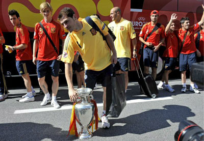 30일 오스트리아 인스브루크 공항에서 스페인 축구 대표팀 이케르 카시야스 골키퍼가 2008 유럽축구선수권(유로2008) 우승컵을 앞에 둔 채 기념촬영을 하고 있다. 