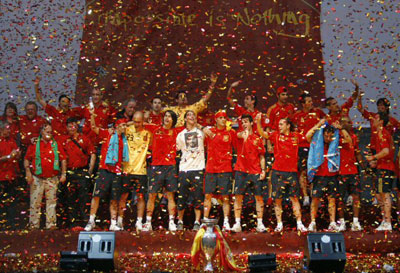 30일(현지시간) 스페인 마드리드에서 스페인 축구 대표팀이 2008 유럽축구선수권(유로2008) 우승 축하 행사장을 벌이고 있다. 