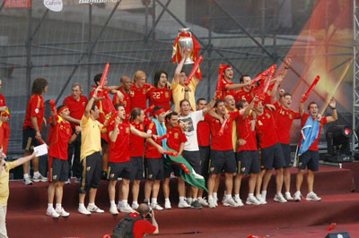 30일(현지시간) 스페인 마드리드에서 스페인 축구 대표팀 선수들이 2008 유럽축구선수권(유로2008) 우승을 축하하며 우승컵을 들어보이고 있다. 