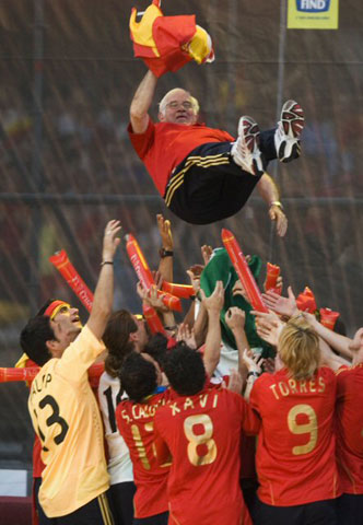30일(현지시간) 스페인 마드리드에서 스페인 축구 대표팀 선수들이 2008 유럽축구선수권(유로2008) 우승을 자축하며 루이스 아라고네스 감독을 헹가래 치고 있다. 