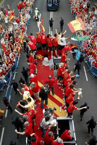 30일(현지시간) 스페인 마드리드에서 스페인 축구 대표팀 선수들이 버스에 탄 채 2008 유럽축구선수권(유로2008) 우승을 축하하는 퍼레이드를 펼치고 있다. 