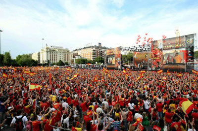 30일(현지시간) 스페인 마드리드 콜론 광장을 가득 메운 스페인 축구팬들이 2008 유럽축구선수권(2008)에서 우승을 차지한 자국 대표팀의 귀국 장면을 지켜보고 있다. 