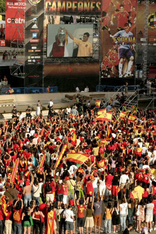 30일(현지시간) 스페인 마드리드 콜론 광장을 가득 메운 스페인 축구팬들이 2008 유럽축구선수권(2008)에서 우승을 차지한 자국 대표팀의 귀국 장면을 지켜보고 있다. 