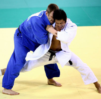 2008베이징올림픽이 계속된 12일 베이징 과학기술대학 체육관에서 벌어진 유도 남자 81kg급 결승에서 은메달을 딴 김재범이 온 힘을 다해 독일 올레 비쇼프를 공격하고 있다. 