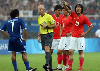 13일 상하이 스타디움에서 열린 베이징올림픽 축구 예선 온두라스전에서 박주영이 프리킥 전 선수들에게 위치를 지시하고 있다. 1-0으로 승리했으나 8강진출에는 실패했다. 
