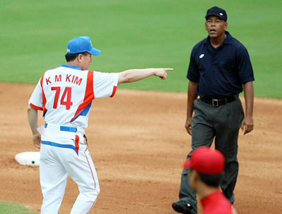  14일 오후 베이징 우커송야구장에서 열린 올림픽 야구 한국 대 중국 경기에서 4말 무사 1, 2루 이승엽의 2루수 쪽 높이 뜬 공에 인필드플라이가 선언되고, 1루주자가 태그아웃되자 김경문 감독이 심판에게 항의하고 있다. 