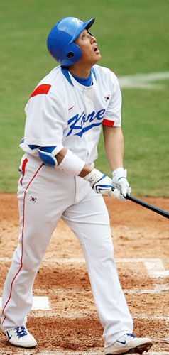 14일 오후 베이징 우커송야구장에서 열린 올림픽 야구 한국 대 중국 경기에서 4말 무사 1, 2루 득점 찬스 때 이승엽이 2루수 쪽 높이 뜬 타구를 바라보고 있다. 