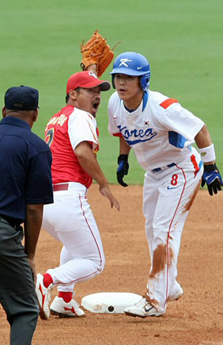 14일 베이징 우커송야구장에서 열린 올림픽 야구 한국 대 중국 경기, 1회말 2사 1루 이승엽 타석때 1루주자 정근우가 2루 도루를 실패하고 있다. 