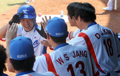 22일 베이징 우커송야구장에서 열린 올림픽 야구 준결승 한국-일본 전 7회말 2사 1,2루, 이진영의 안타를 틈타 홈을 밟은 정근우가 동료들과 하이파이브를 하고 있다. 