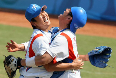 22일 중국 베이징 우커송 스포츠센터 야구장에서 열린 2008 베이징올림픽 야구 준결승, 대한민국-일본 경기에서 한국 마무리 투수 윤석민(왼쪽)이 일본의 마지막 타자 아베를 뜬공으로 잡으며 경기를 마친 뒤 포수 강민호와 함께 환호하고 있다. 