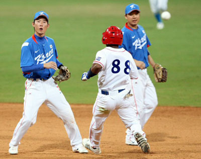  23일 오후 베이징 우커송야구장에서 열린 2008베이징올림픽 야구 결승 한국 대 쿠바 경기에서 고영민이 9회말 1사 만루에서 1루주자 알렉세이 벨을 2루에서 아웃시킨 후 1루로 송구해 타자 율리에스키 구리엘을 아웃시켜 금메달을 확정짓고 있다 