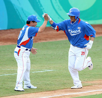 23일 오후 베이징 우커송야구장에서 열린 2008베이징올림픽 야구 결승 한국 대 쿠바 경기에서 1회초 2사 1루때 이승엽이 투런 홈런을 날린 후 김광수 코치와 하이파이브하고 있다. 