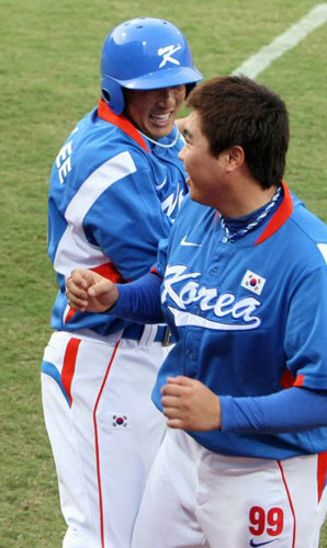 23일 오후 베이징 우커송야구장에서 열린 2008베이징올림픽 야구 결승 한국 대 쿠바 경기에서 1회초 2사 1루때 이승엽이 투런 홈런을 날린 후 더그아웃에서 류현진과 함께 기뻐하고 있다. 