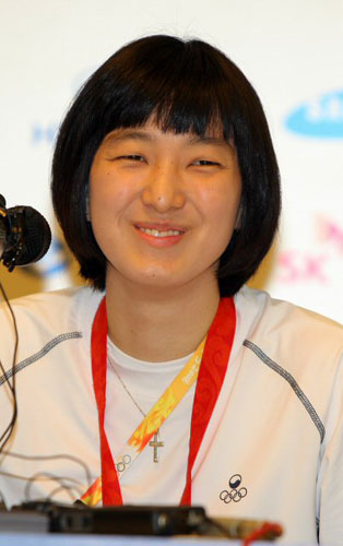베이징 올림픽 태권도 67kg급 금메달 황경선이 24일 베이징 프라임호텔 '코리아하우스'에서 기자회견을 하고 있다. 