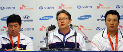 베이징 올림픽 야구대표팀 김경문 감독과 이승엽, 진갑용이 24일 오전 베이징 프라임호텔 '코리아하우스'에서 올림픽 금메달 획득 기념 기자회견을 갖고 있다. 