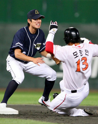 26일 오후 인천 문학구장에서 열린 프로야구 두산 대 SK의 경기. 7회말 1사 1루에서 SK 모창민이 조동화의 내야 안타때 2루에서 세이프되고 있다. 