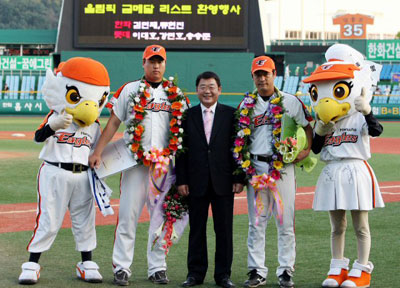 26일 대전 한밭야구장에서 열린 2008프로야구 롯데-한화 경기에 앞서 베이징 올림픽금메달리스트들인 한화 김민재와 류현진이 구단 연고지 자치단체장인 박성효 대전시장으로부터 꽃다발을 받은 뒤 기념촬영하고 있다. 