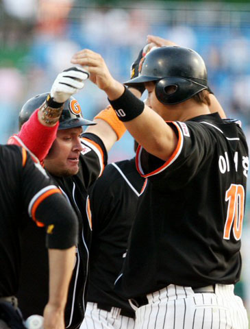 26일 대전 한밭야구장에서 열린 2008프로야구 롯데-한화 경기 1회초 2사 1.2루에서 3점 홈런을 친 가르시아와 선행주자 이대호가 홈에서 하이파이브를 나누고 있다. 