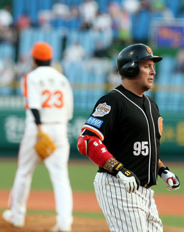 26일 대전 한밭야구장에서 열린 2008프로야구 롯데-한화 경기 1회초 2사 1.2루에서 한화 선발 정민철로부터 3점 홈런을 친 가르시아가 홈으로 들어오고 있다. 