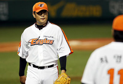 26일 대전 한밭야구장에서 열린 2008프로야구 롯데-한화 경기 4-4로 동점인 5회초 2사 2루에서 롯데 조성환이 역전 투런포를 날린 뒤 3루를 돌고 있다 