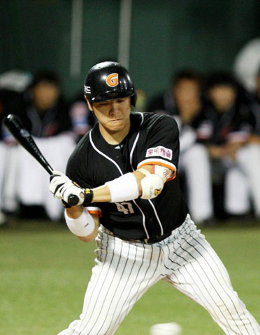 26일 대전 한밭야구장에서 열린 2008프로야구 롯데-한화 경기 6회초 1사에서 롯데 강민호가 볼넷을 골라내고 있다. 