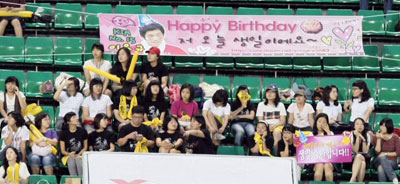 26일 잠실야구장에서 열린 프로야구 기아-LG전 외야석에 기아 타이거즈 이용규의 팬들이 생일 축하 플래카드를 펼치고 응원하고 있다. 
