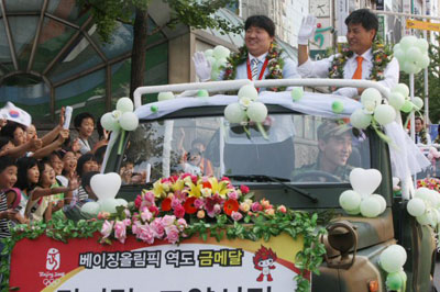 고양시는 28일 오후 일산서구 대화동 종합운동장 인근에서 2008 베이징올림픽 역도에서 금메달을 획득한 장미란 선수(고양시청)를 환영하는 카퍼레이드 행사를 벌였다. 사진은 장 선수와 강현석 고양시장이 함께 오픈카에 올라 시민들에게 손을 흔들어 보이고 있다. 